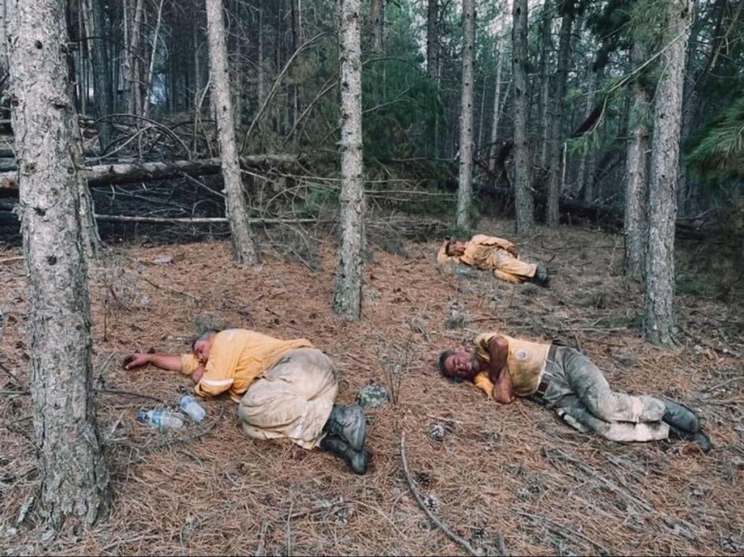 Yangın söndürmek için gece gündüz uğraşan 3 personel toprakta uyudu | O görüntüler herkesi duygulandırdı