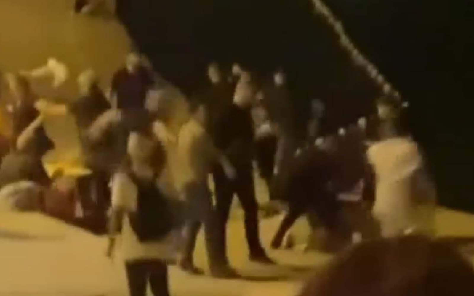 Mekanda çıkan kavgada çalışanlar müşterileri denize attı