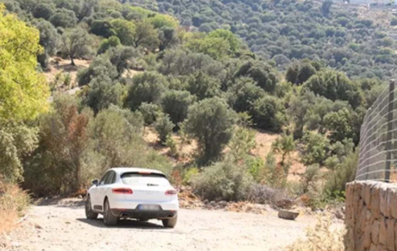 Ünlü çift taşınıyor! Burak Özçivit ve Fahriye Evcen'in tercihi Yalıkavak oldu!