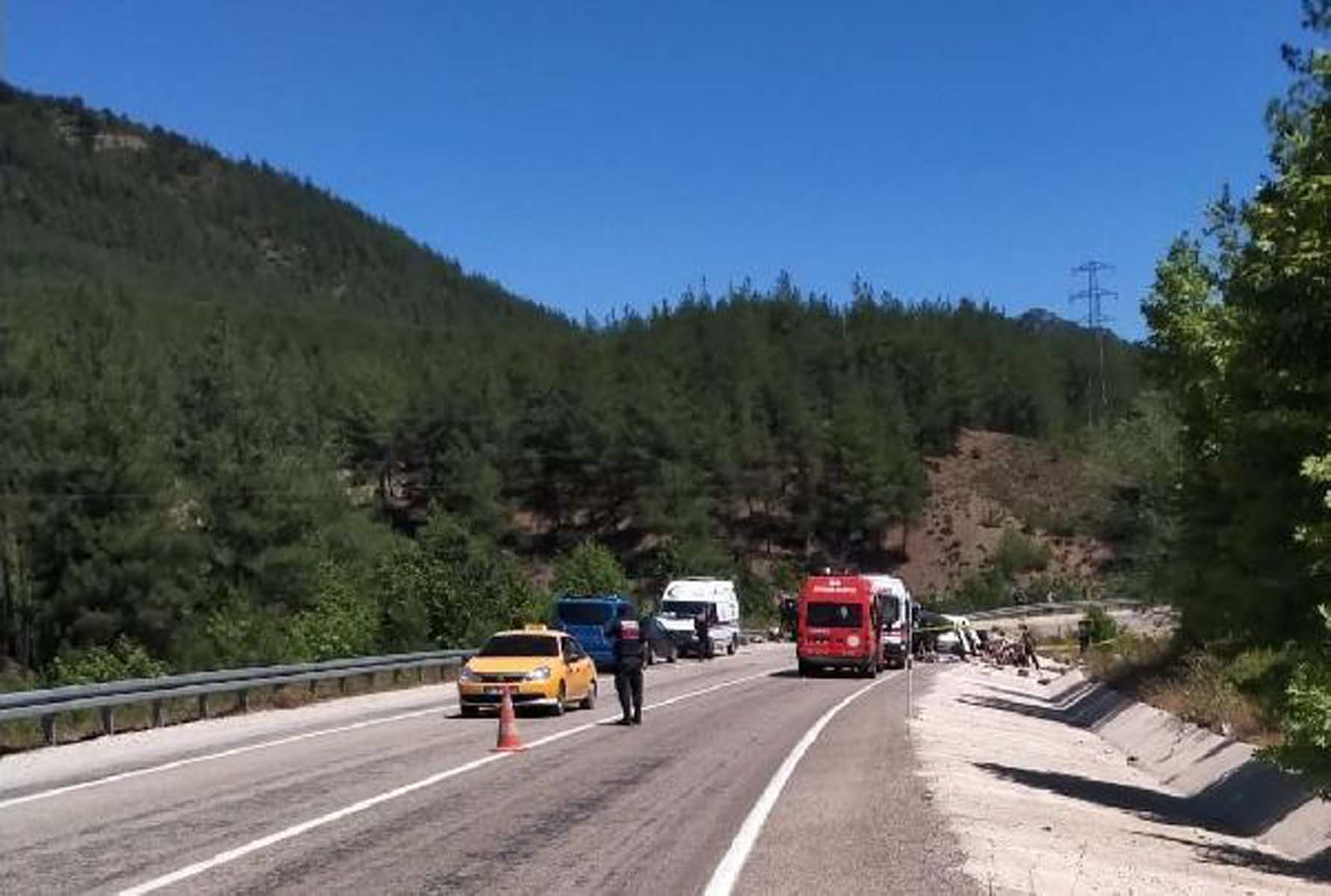 Adana'da yürekleri yakan kaza! Düğüne giden aile, trafik kazasında can verdi: 5 ölü, 1 yaralı