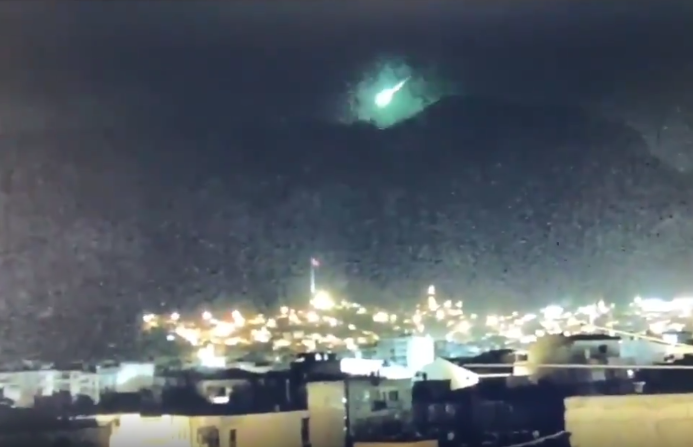 İzmir'e meteor mu düştü ? Sosyal medya iddia sonrası adata yıkıldı