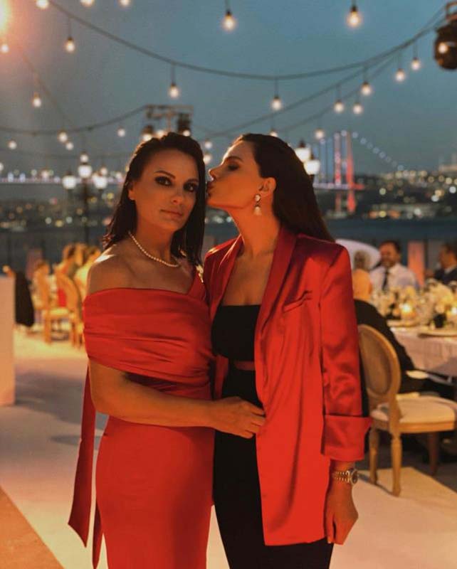 Adeta abla - kardeş! Almeda Abazi'nin annesini görenler hayran kaldı! Albana Abazi kızının düğününe damga vurdu!