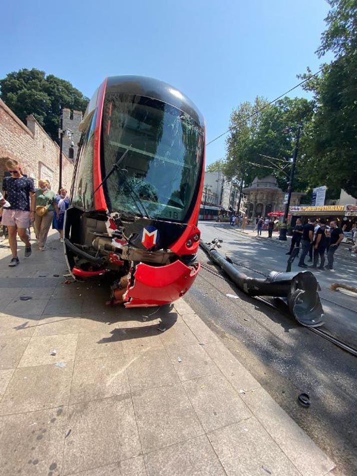 Yoldan çıkan tramvay elektrik direğine çarptı