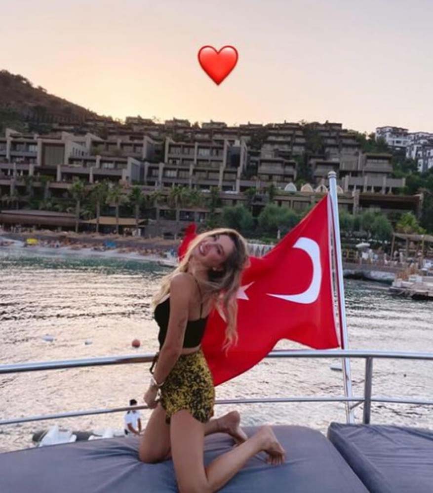 Deniz Akkaya'dan Şeyma Subaşı'nın bodrum paylaşımına büyük tepki: "Bir de Türk bayrağına k..... dönmüş poz veriyor"