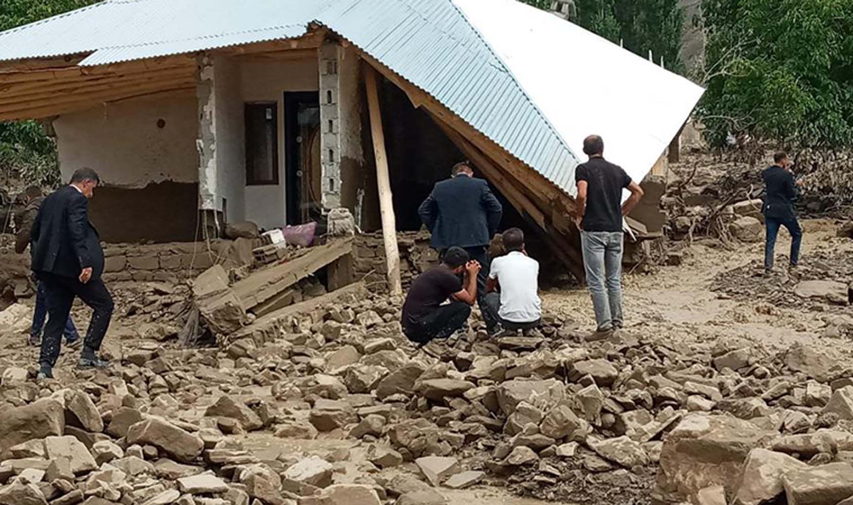 SON DAKİKA! Bakan Kurum açıkladı: İlk belirlemelere göre 3 acil yıkılacak,5 ağır hasarlı ve 8 yıkık bağımsız bölüm tespit edildi