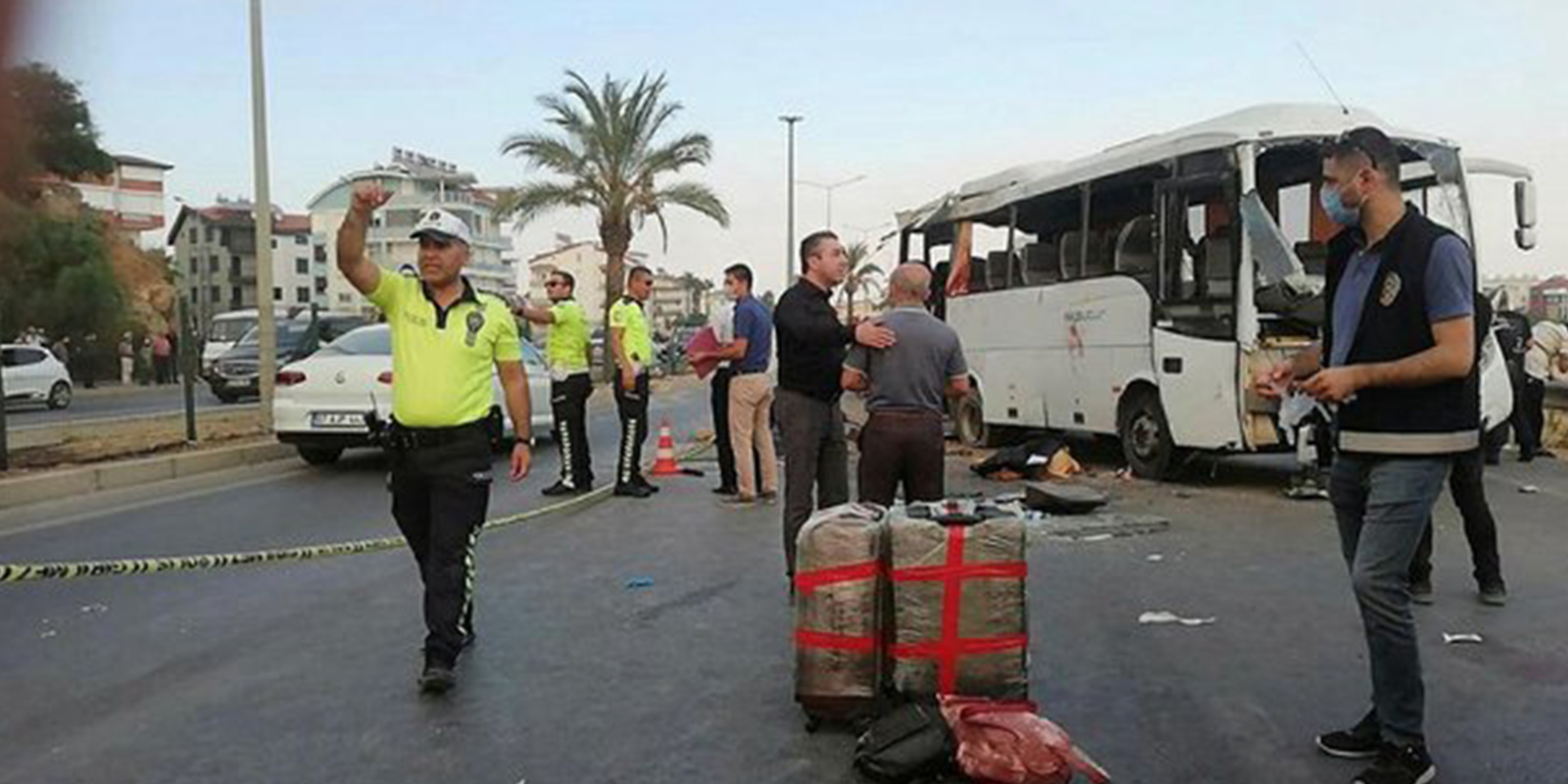 Antalya'da korkunç kaza! Tur midibüsü kaza yaptı: Ölü ve yaralılar var