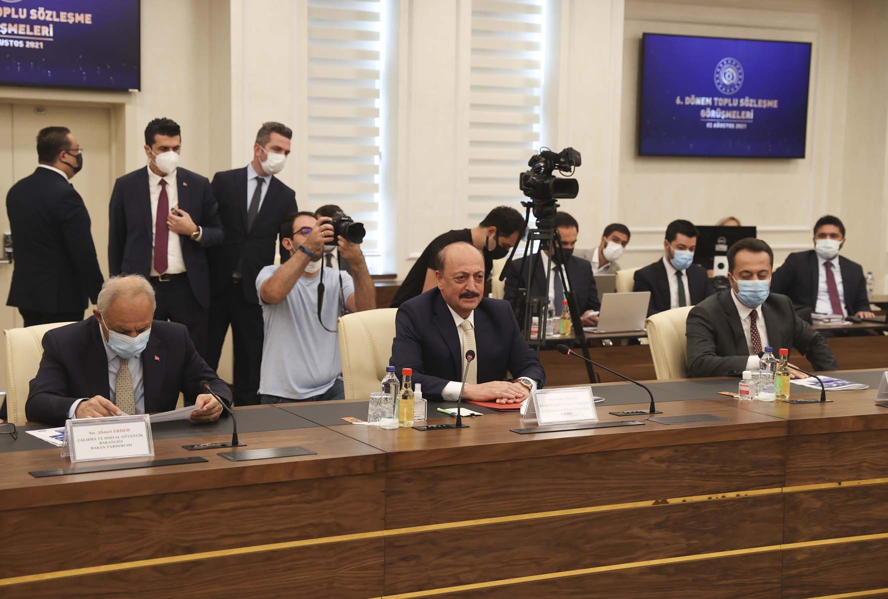 Milyonlarca vatandaşı ilgilendiriyor Memurların zam pazarlığı başladı!