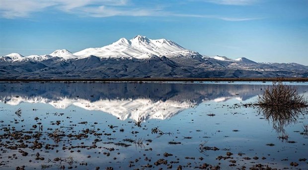 Sıcakların artmasıyla birlikte peş peşe göller kuruyor! Bu kez Yay Göl'ü kurak araziye dönüştü!