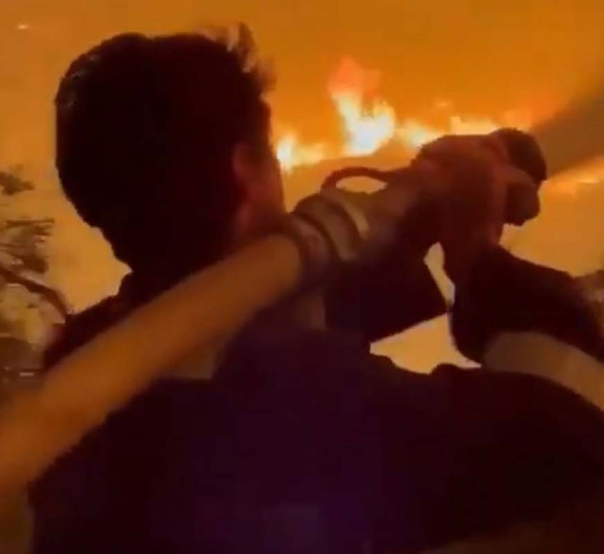 İbrahim Çelikkol alevlerin arasına girdi! Yangına hortumla müdahalesiyle gündeme oturdu!