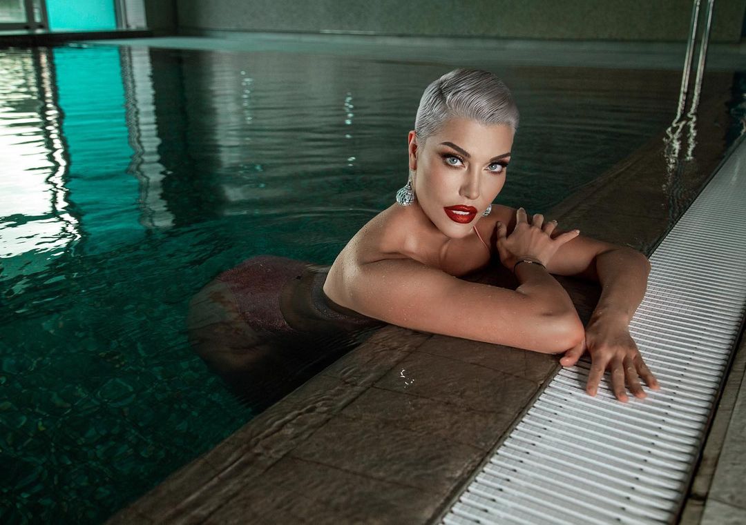 Deniz Akkaya, Şeyma Subaşı'ya ateş püskürdü! Yangınlara rağmen paylaşım yapmasını sert eleştirdi: Ruhu bozuk