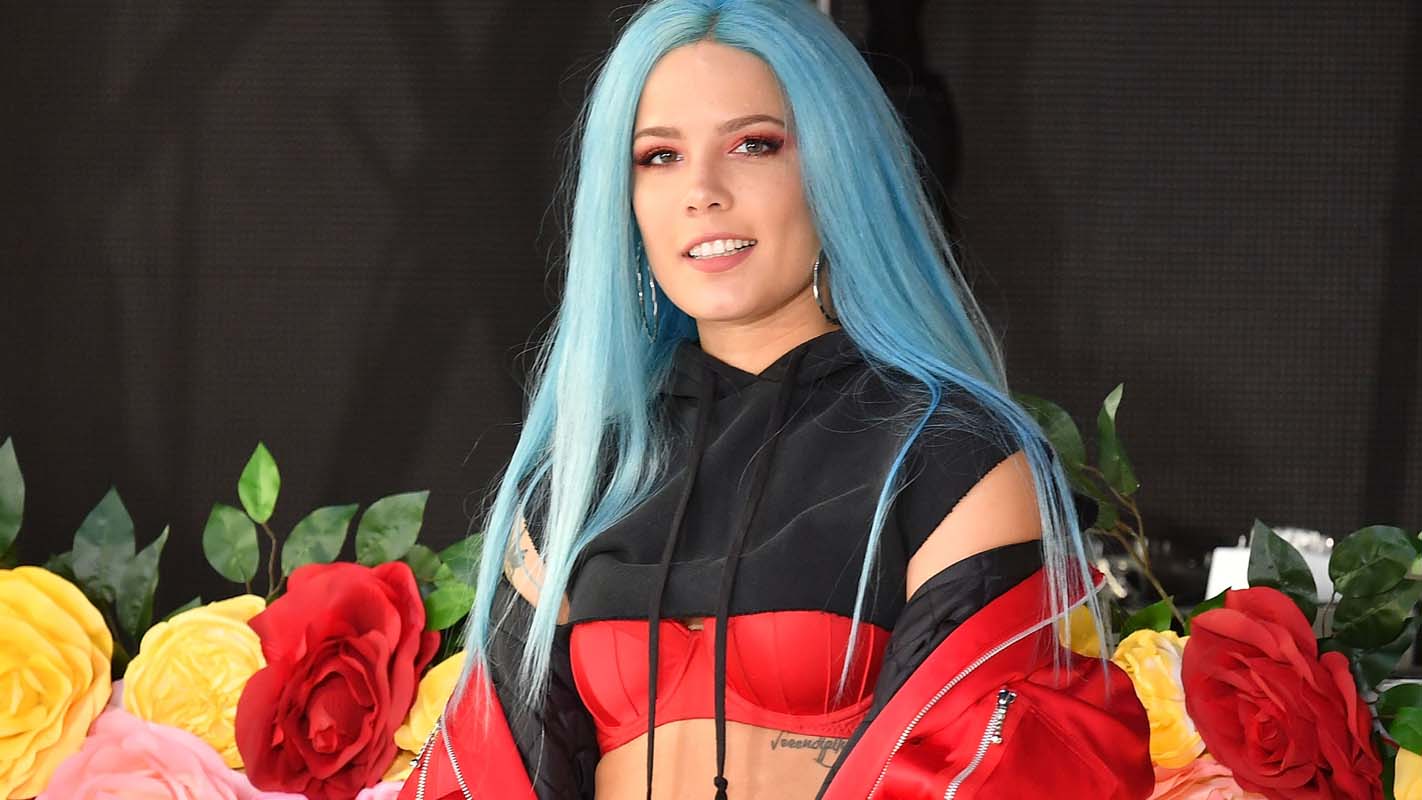 Alev Aydın’dan çocuk doğuran dünyaca ünlü şarkıcı Halsey bebeğini emzirdiği anları paylaşınca olanlar oldu! Sosyal medya ikiye bölündü