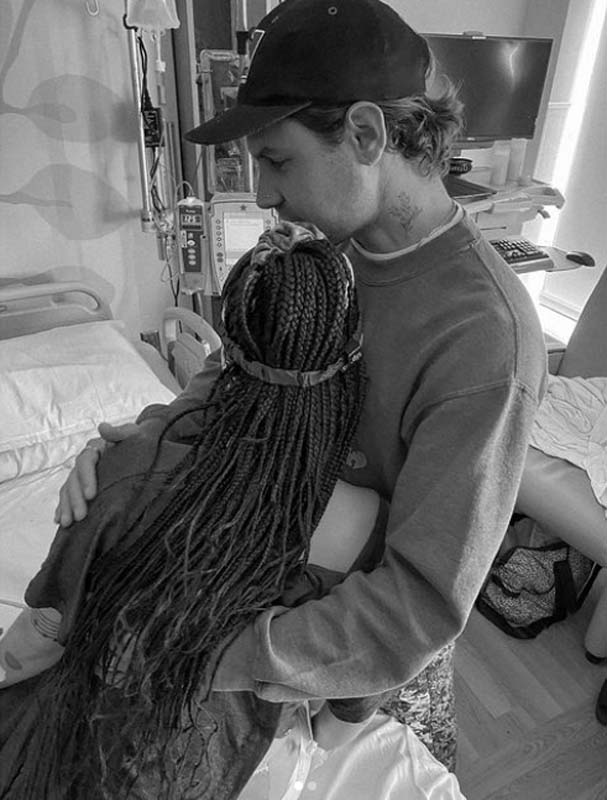 Alev Aydın’dan çocuk doğuran dünyaca ünlü şarkıcı Halsey bebeğini emzirdiği anları paylaşınca olanlar oldu! Sosyal medya ikiye bölündü