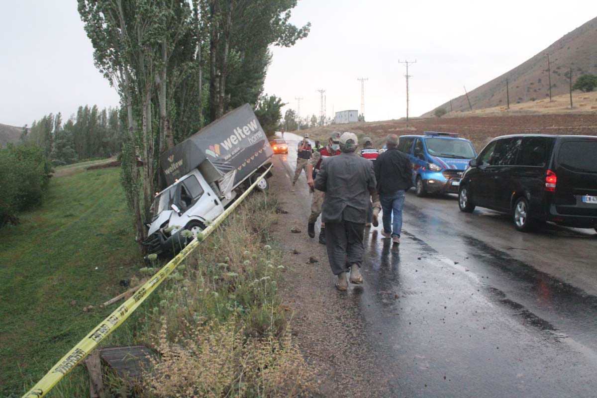 Bayburt'ta kamyonet yoldan çıkarak ağaca çarptı! 1 ölü 1 yaralı var
