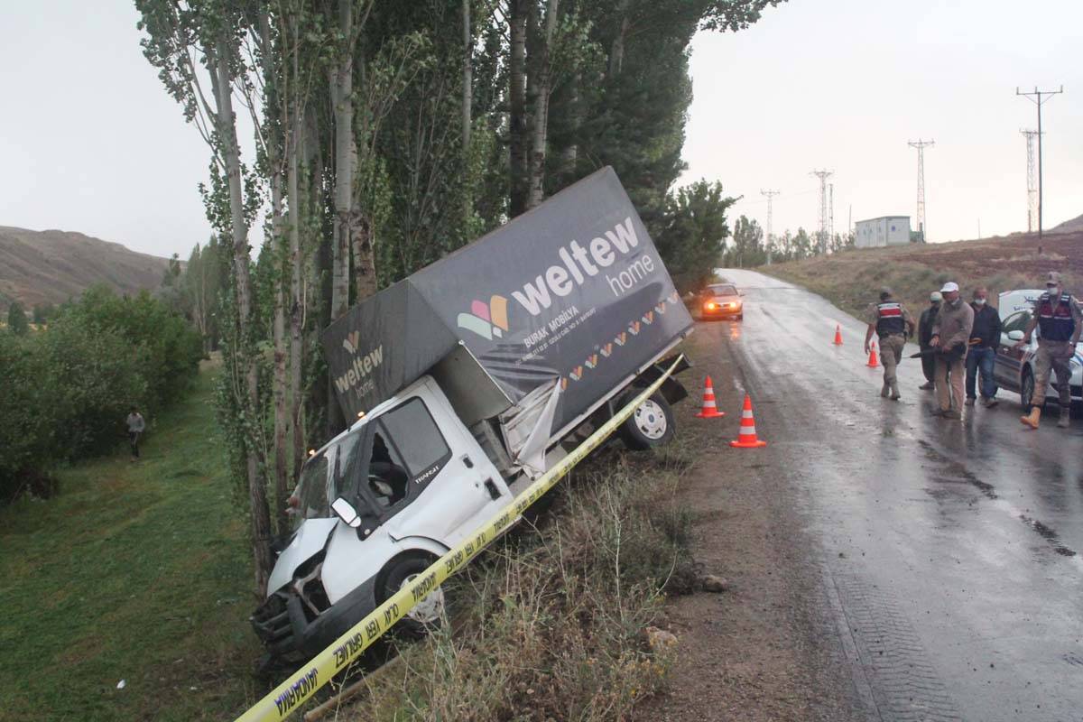 Bayburt'ta kamyonet yoldan çıkarak ağaca çarptı! 1 ölü 1 yaralı var