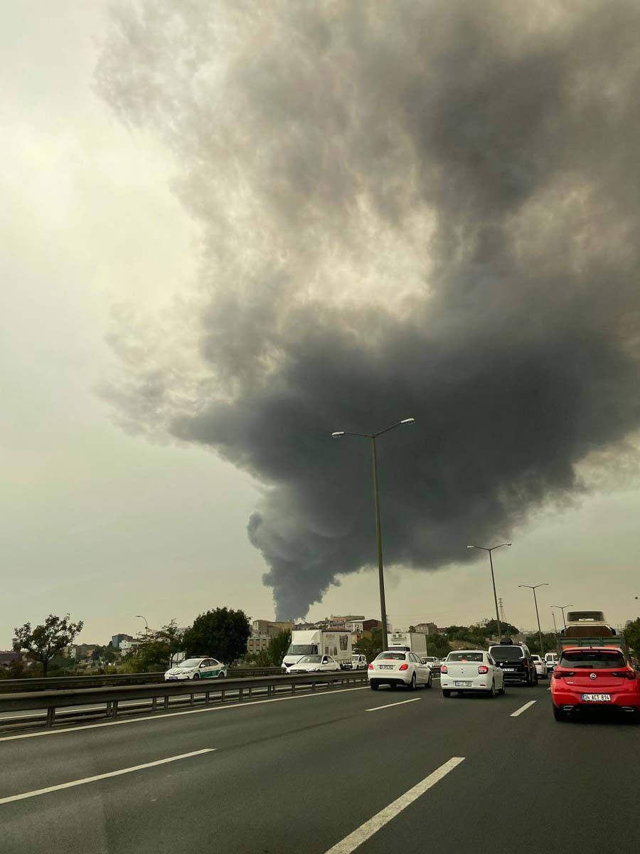Son dakika | İstanbul Esenyurt'ta depo yangını: Dumanlar gökyüzünü kapladı, patlama sesleri geliyor