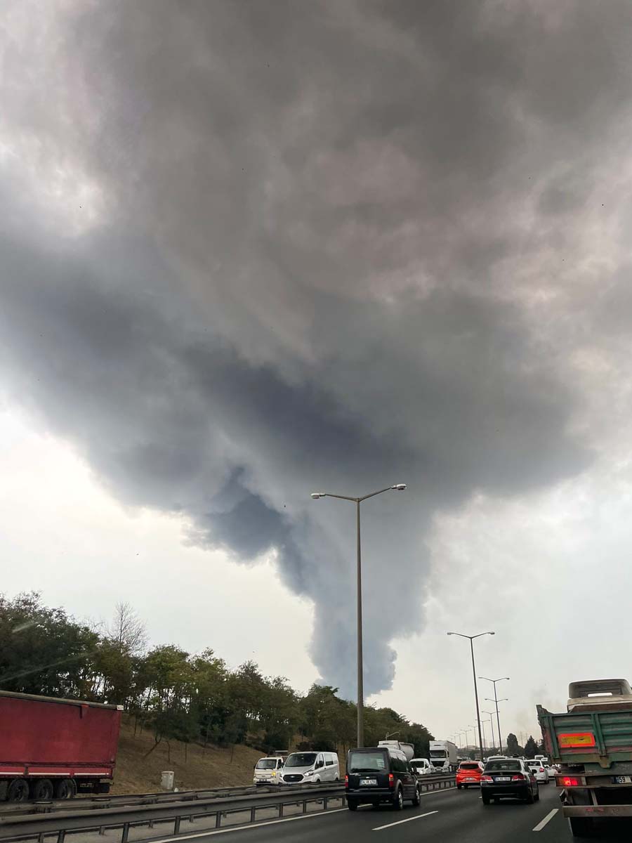 Son dakika | İstanbul Esenyurt'ta depo yangını: Dumanlar gökyüzünü kapladı, patlama sesleri geliyor