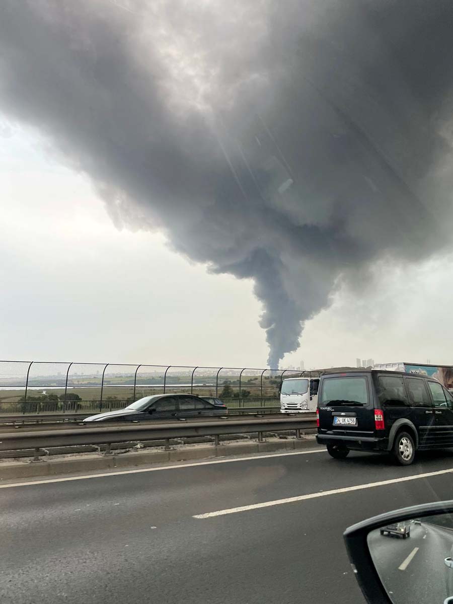 Son dakika | İstanbul Esenyurt'ta depo yangını: Dumanlar gökyüzünü kapladı, patlama sesleri geliyor