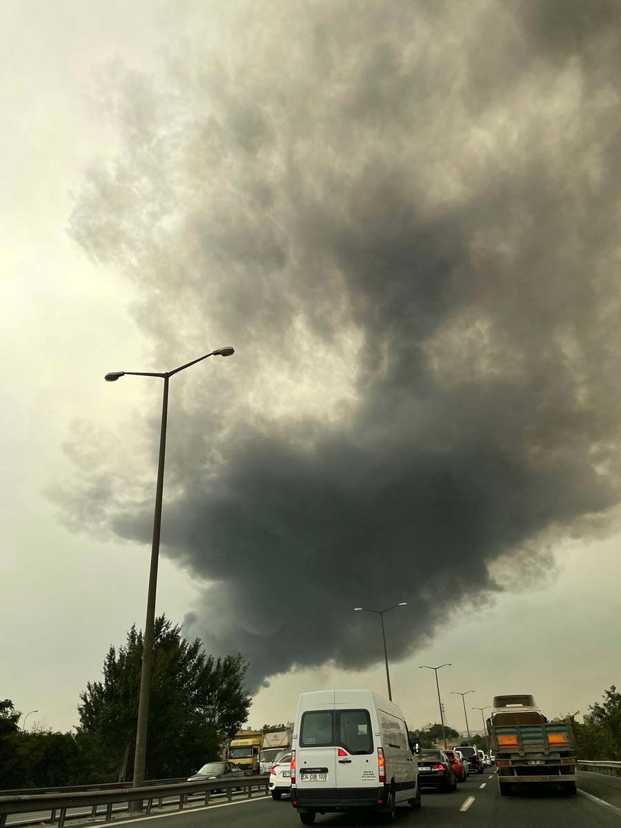 Son dakika | İstanbul Esenyurt'ta depo yangını: Dumanlar gökyüzünü kapladı, patlama sesleri geliyor