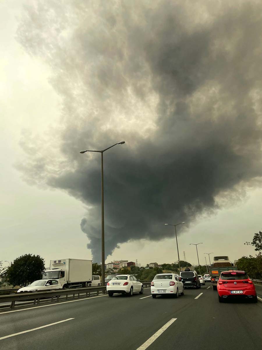 Son dakika | İstanbul Esenyurt'ta depo yangını: Dumanlar gökyüzünü kapladı, patlama sesleri geliyor