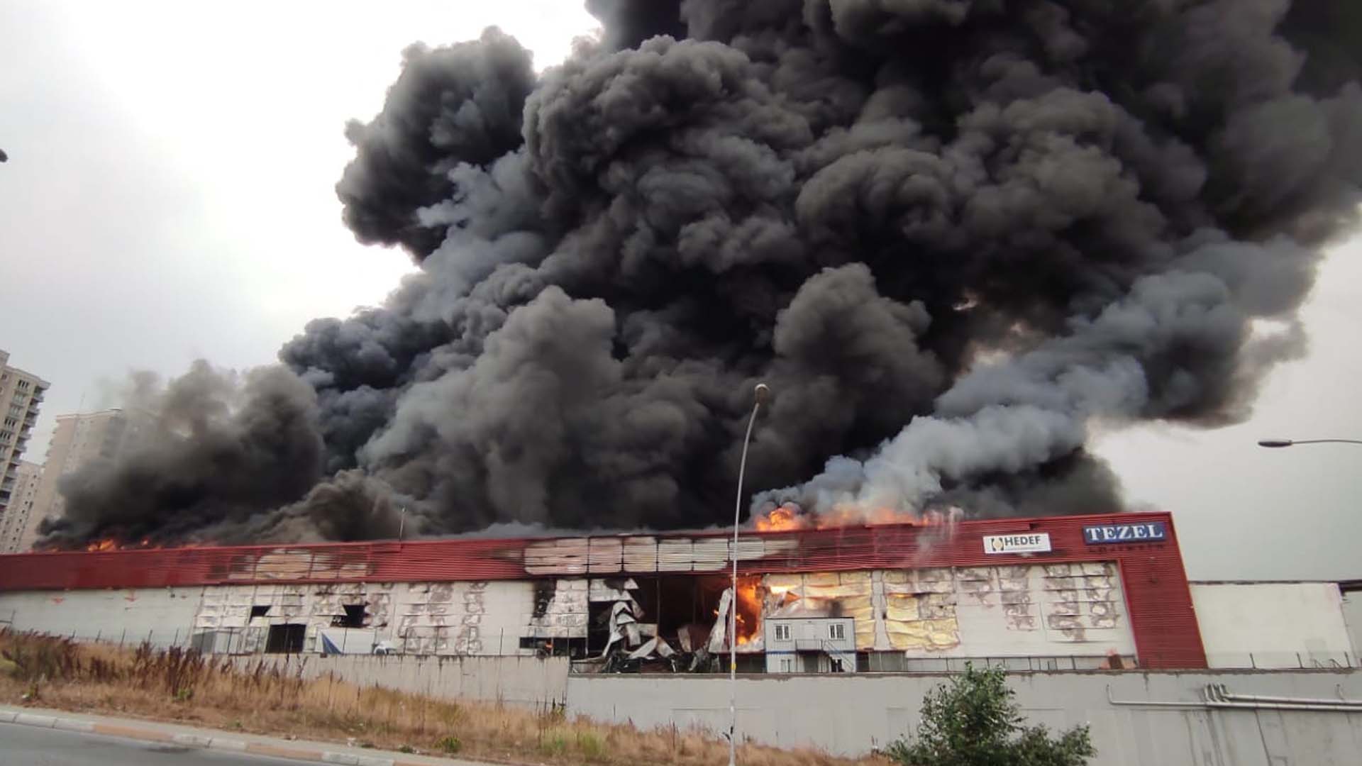Son dakika | İstanbul Esenyurt'ta depo yangını: Dumanlar gökyüzünü kapladı, patlama sesleri geliyor