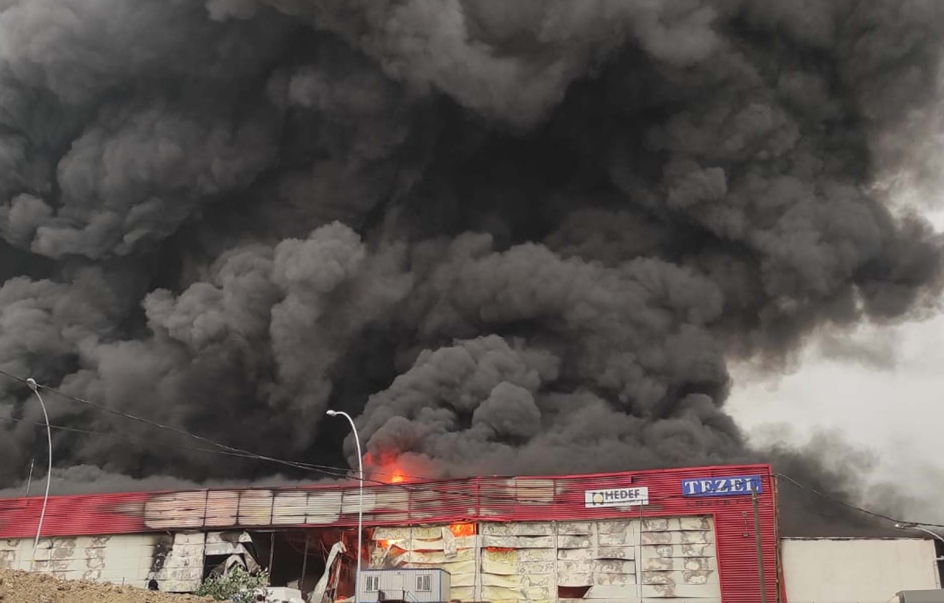 Son dakika | İstanbul Esenyurt'ta depo yangını: Dumanlar gökyüzünü kapladı, patlama sesleri geliyor