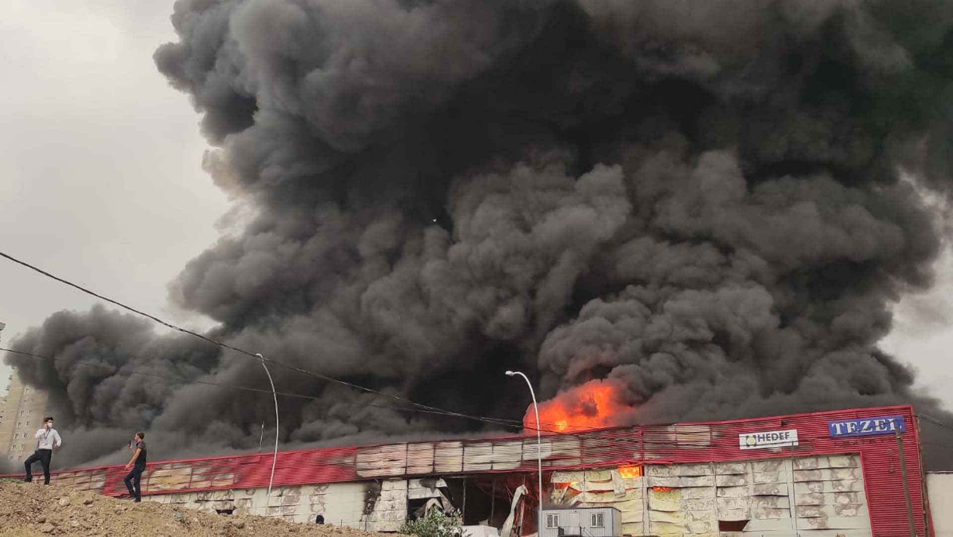 Son dakika | İstanbul Esenyurt'ta depo yangını: Dumanlar gökyüzünü kapladı, patlama sesleri geliyor