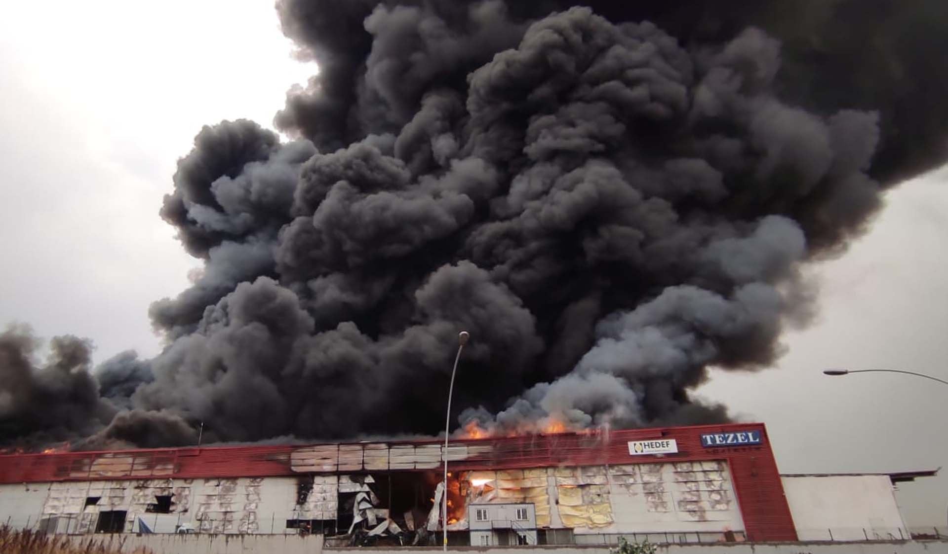Son dakika | İstanbul Esenyurt'ta depo yangını: Dumanlar gökyüzünü kapladı, patlama sesleri geliyor