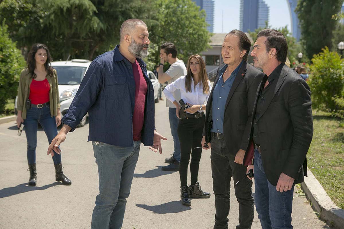 Arka Sokaklar'dan sevindirici ve üzen haber peş peşe geldi! Sevilen oyuncunun vedasının ardından bir isimin geri döneceği öğrenildi!