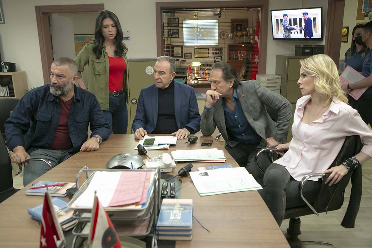 Arka Sokaklar'dan sevindirici ve üzen haber peş peşe geldi! Sevilen oyuncunun vedasının ardından bir isimin geri döneceği öğrenildi!