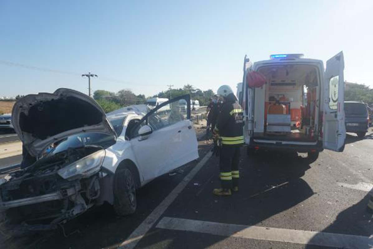 Tekirdağ'da dikkatsizlik can aldı! Servis sürücüsü önündeki araca çarptı 2 ölü 4 yaralı!