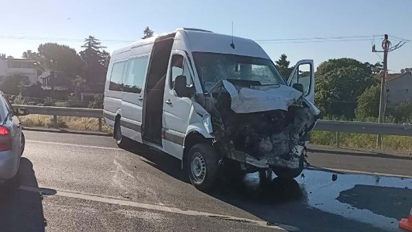 Tekirdağ'da dikkatsizlik can aldı! Servis sürücüsü önündeki araca çarptı 2 ölü 4 yaralı!