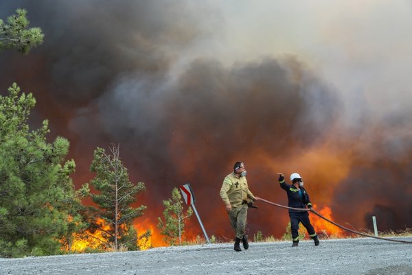 Muğla'da iki yangın devam ediyor! Hem havadan hem karadan müdahale ediliyor!
