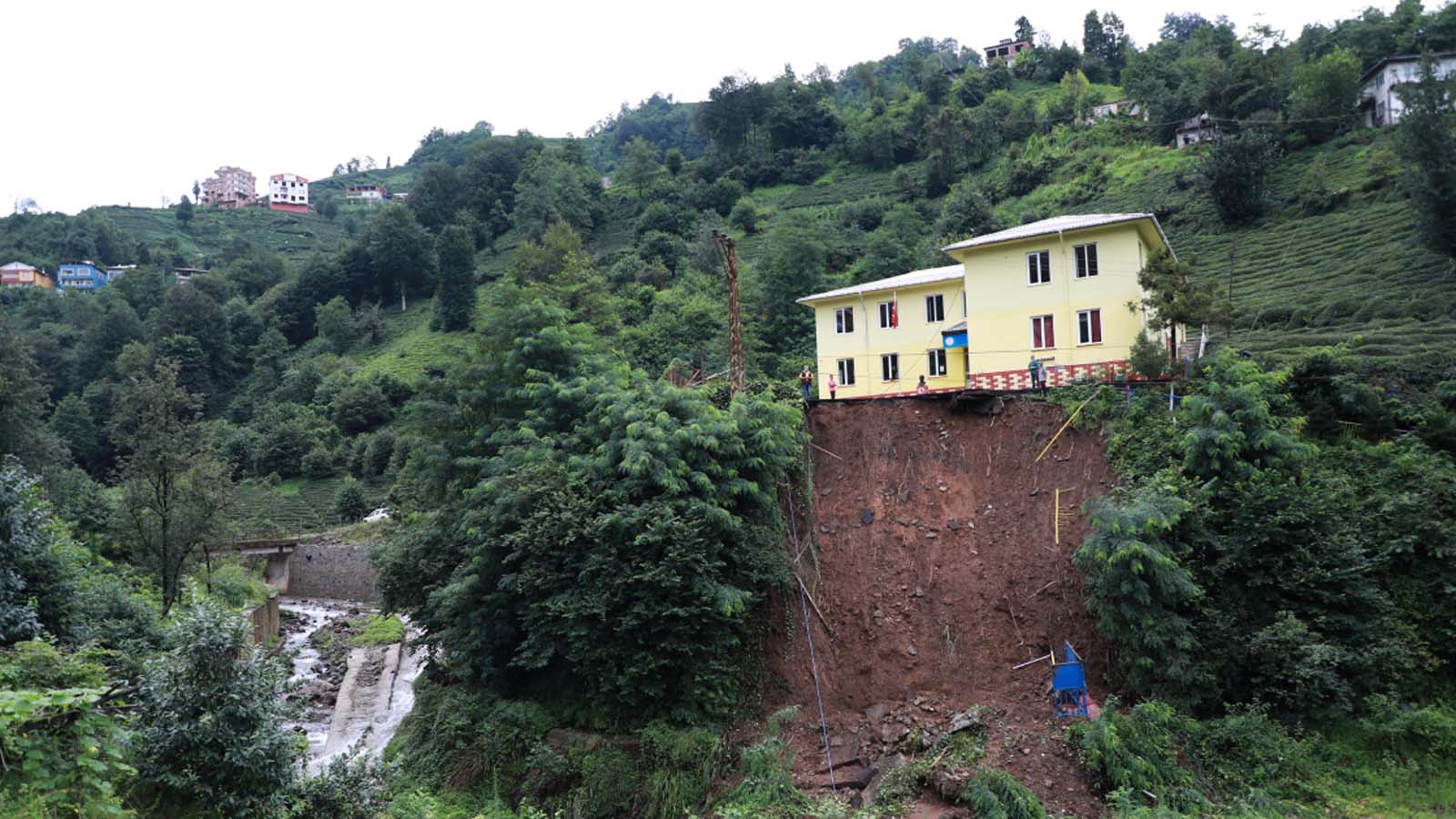 Rize'de heyelanlar devam ediyor! İlkokulun bahçesi çöktü! 