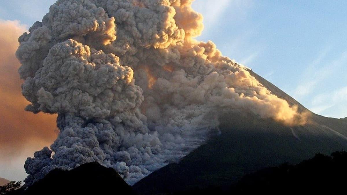 Dumanlar 3 km yükseldi! Endonezya'da yanardağı korkusu!