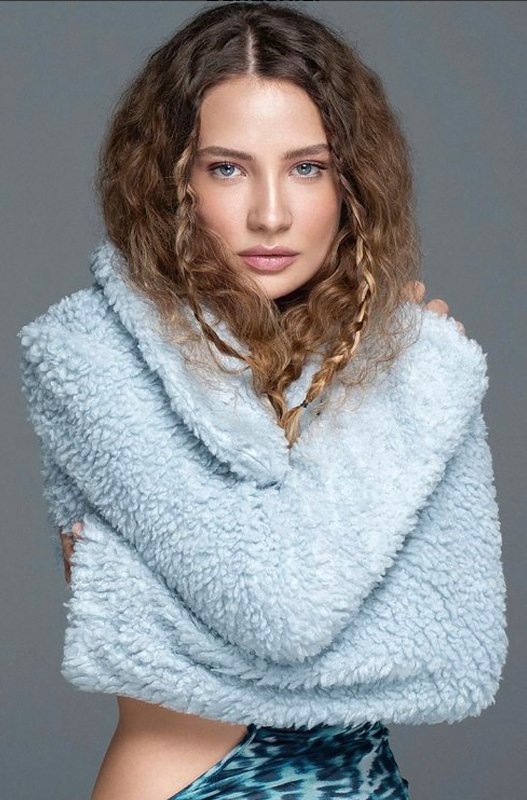 Irmak Arıcı'dan skandal hareket! Trafikte yol verme kavgasında tartıştığı sürücünün yüzüne tükürdü!