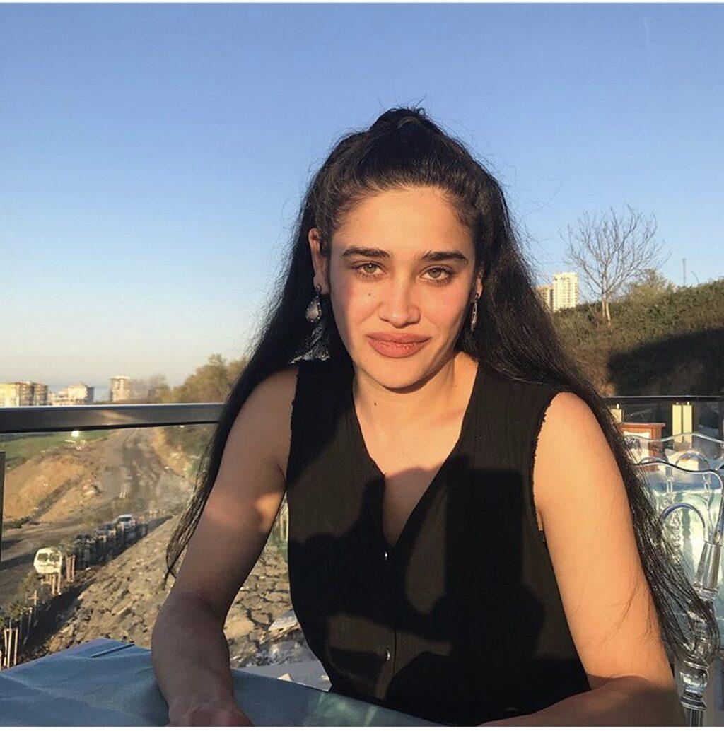 Hamile olduğunu söylenen Meltem Miraloğlu, kendisinden 48 yaş büyük Amerikalı eşinden hortumla dayak yedi!