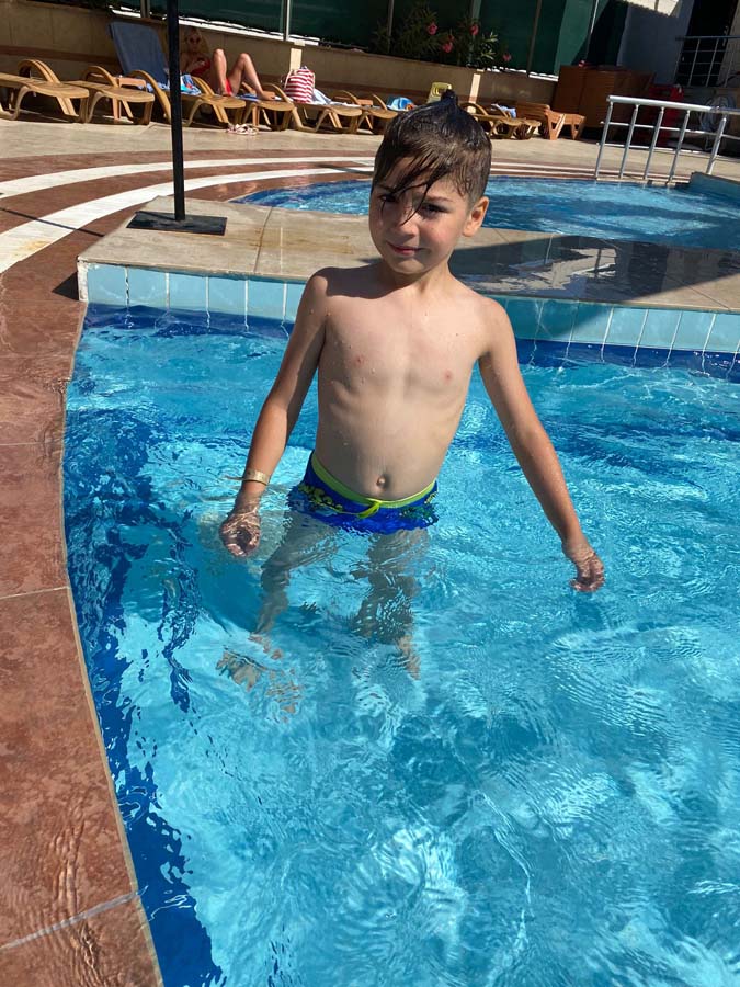 8 yaşındaki çocuk lüks otel havuzunda boğularak hayatını kaybetti! Tatil için gittiler evlat acısı yaşadılar!