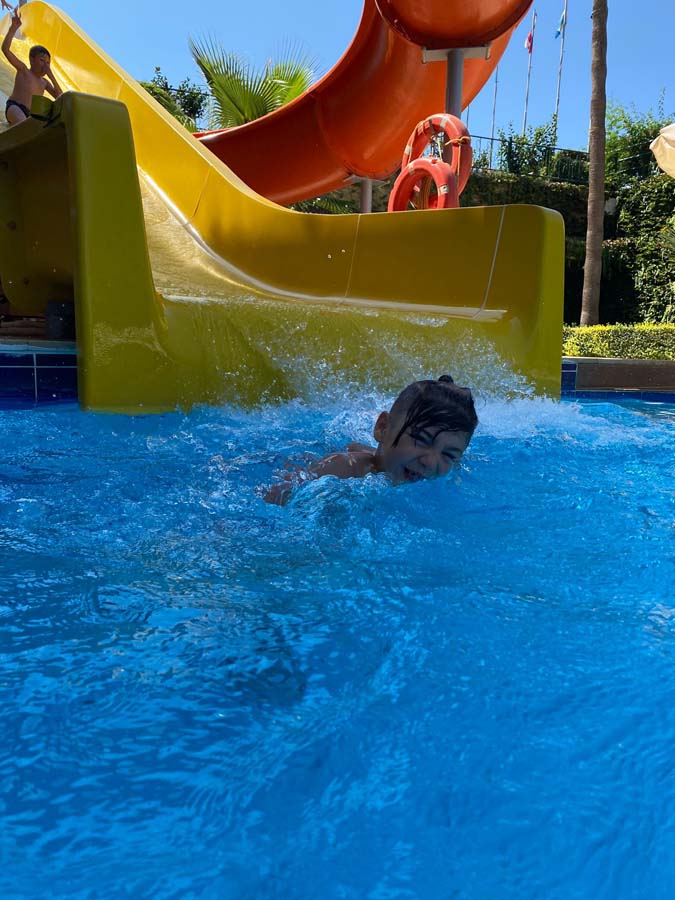 8 yaşındaki çocuk lüks otel havuzunda boğularak hayatını kaybetti! Tatil için gittiler evlat acısı yaşadılar!