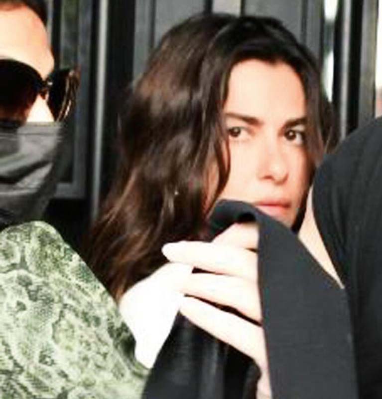 Kapıda kalan Nesrin Cavadzade ortalığı birbirine kattı, Gazetecilere fotoğrafları silin diye bağırdı!