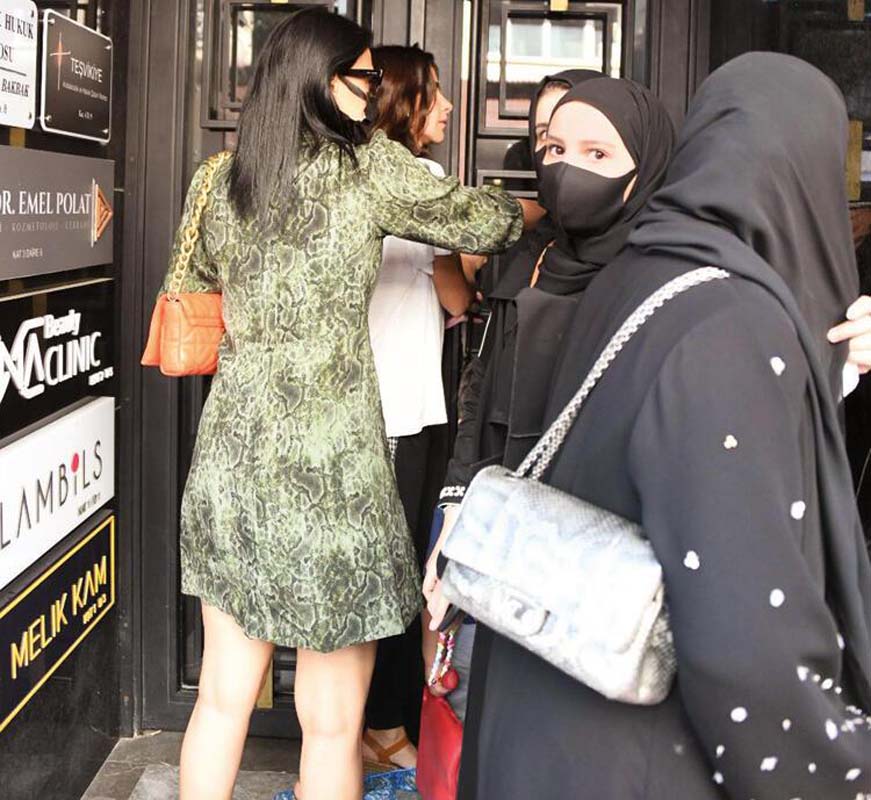 Kapıda kalan Nesrin Cavadzade ortalığı birbirine kattı, Gazetecilere fotoğrafları silin diye bağırdı!