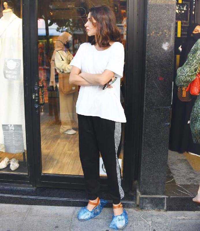 Kapıda kalan Nesrin Cavadzade ortalığı birbirine kattı, Gazetecilere fotoğrafları silin diye bağırdı!v