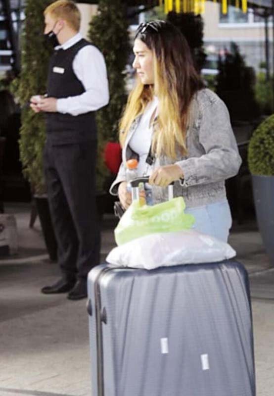 Kumar sevdasından vazgeçemedi! Ünlü şovmen Mehmet Ali Erbil iki hemşireyi yanına alarak kumarhaneye gitti!