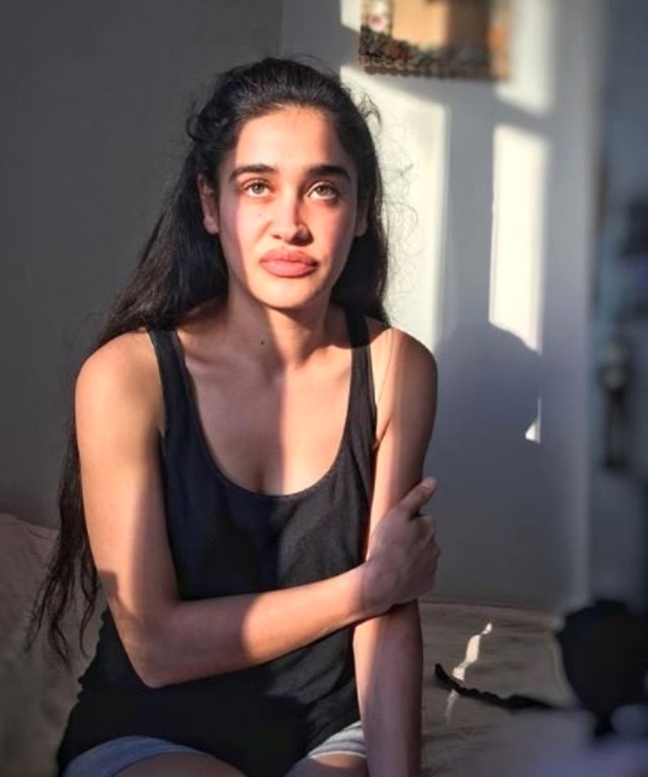 Hamile olduğunu söylenen Meltem Miraloğlu, kendisinden 48 yaş büyük Amerikalı eşinden hortumla dayak yedi!