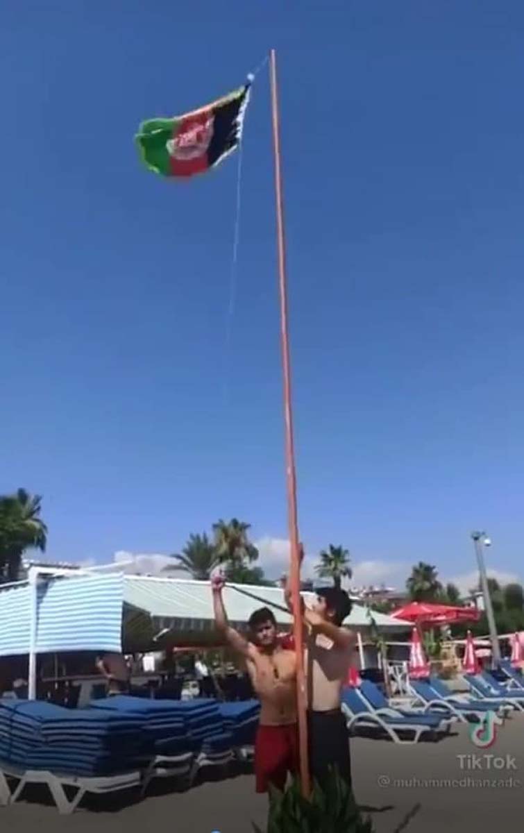Bu cesareti nereden buluyorlar! Antalya Alanya'da Afganistan bayrağını göndere çektiler
