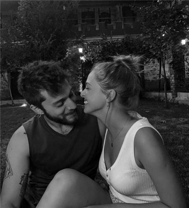 Ufuk Beydemir ve İpek Yazıcı çiftinden art arda romantik pozlar! Fotoğraftaki detay gözlerden kaçmadı!