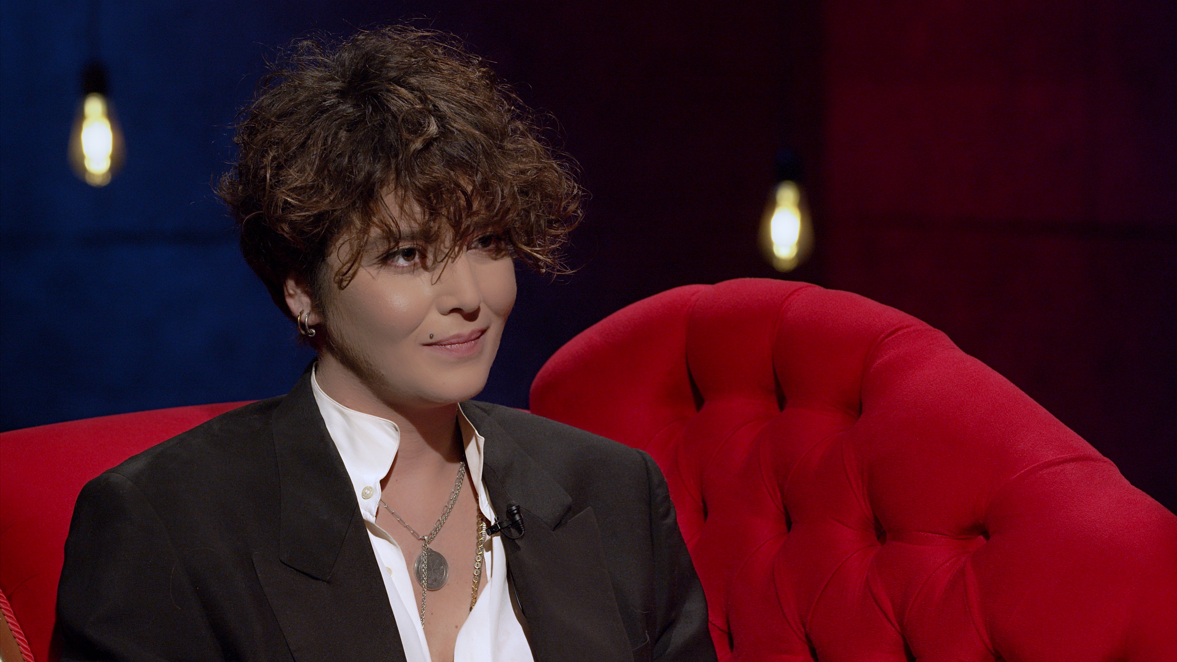 Eski Türkiye güzeli Senem Kuyucuoğlu paylaşımıyla olay yarattı! Kadın sevgilisinin dudağına yapıştı!