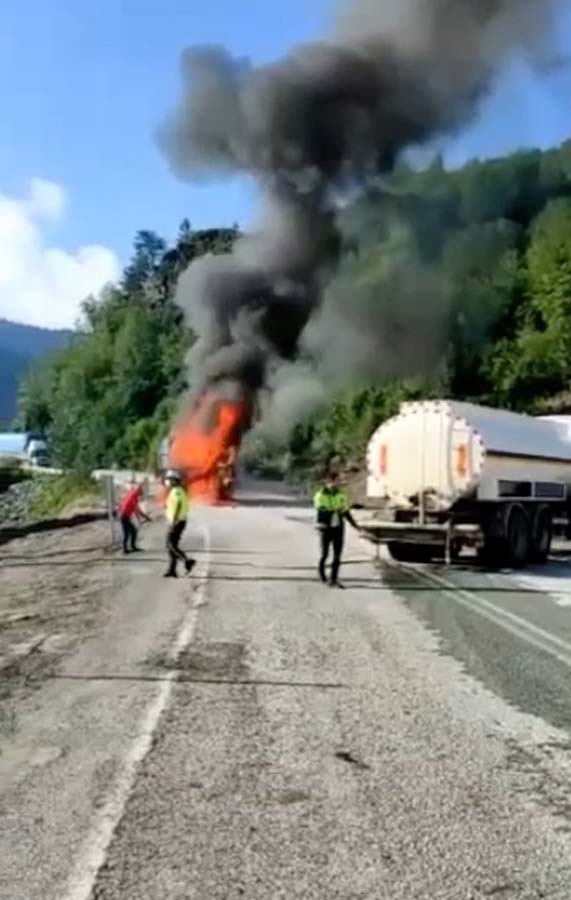Kastamonu'daki afet bölgesine yardım götürürken lastikleri yanarak patladı! 