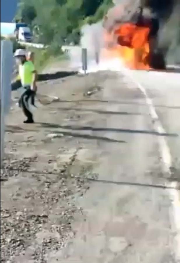 Kastamonu'daki afet bölgesine yardım götürürken lastikleri yanarak patladı! 