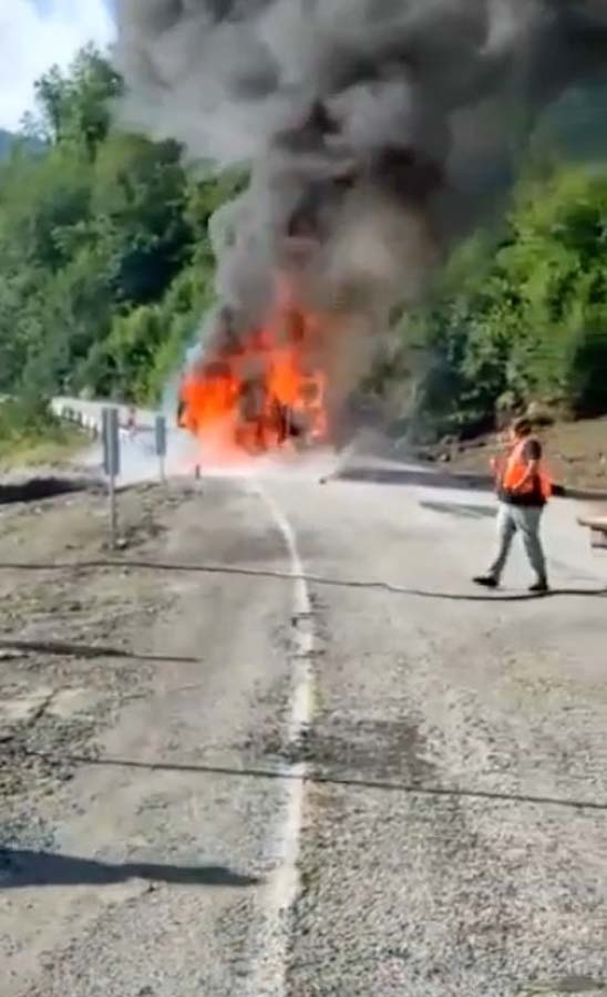 Kastamonu'daki afet bölgesine yardım götürürken lastikleri yanarak patladı! 