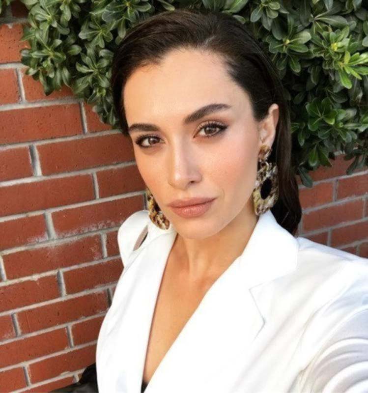 Film setinde aşk doğdu! Hande Doğandemir ve Yağız Can Konyalı'ın sevgili olduğu ortaya çıktı!